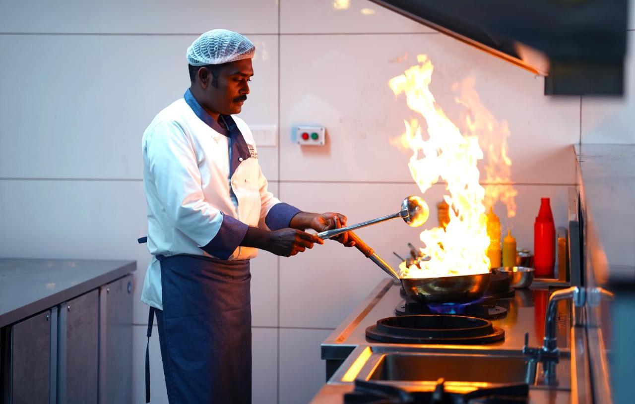 エレファント パッセージ リゾート ムンナール エクステリア 写真 A chef cooking with a blowtorch