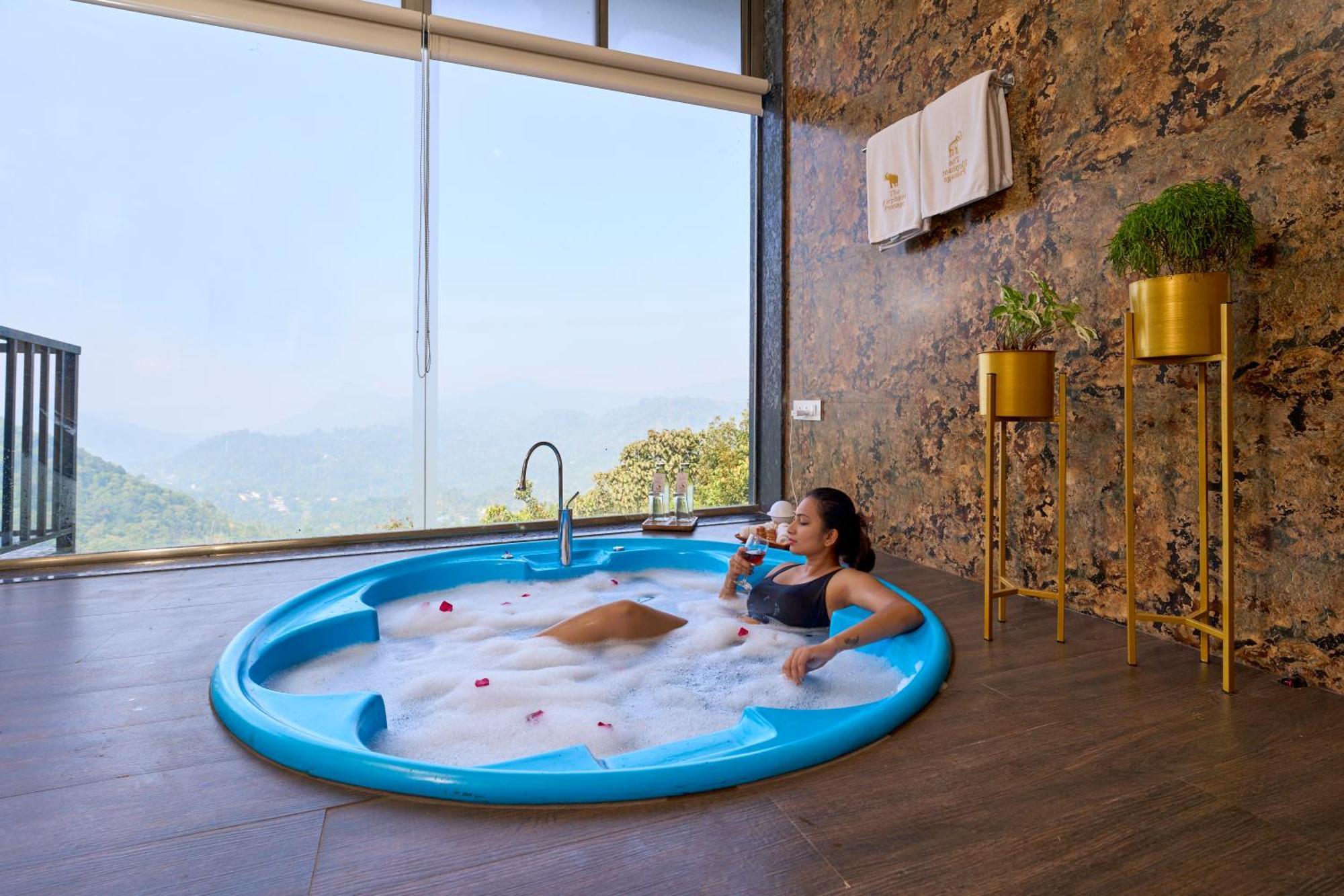 エレファント パッセージ リゾート ムンナール エクステリア 写真 A woman relaxing in a spa